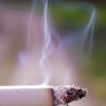 Przypalanie papierosów jest jednym z z większym natężeniem katastrofalnych nałogów